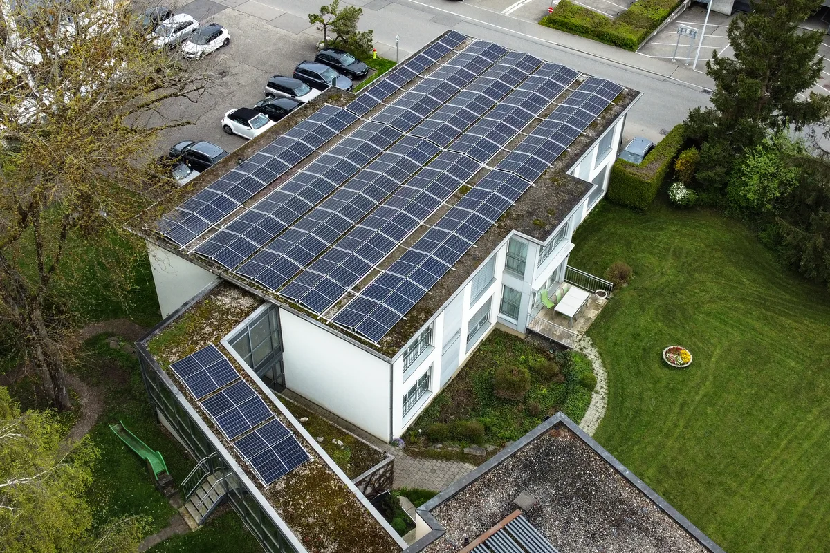 Die 130 Panels auf dem Dach der Rosenau produzieren seit 2023 Solarstrom. Solarpanels auf dem Dach der Rosenau in Egg.